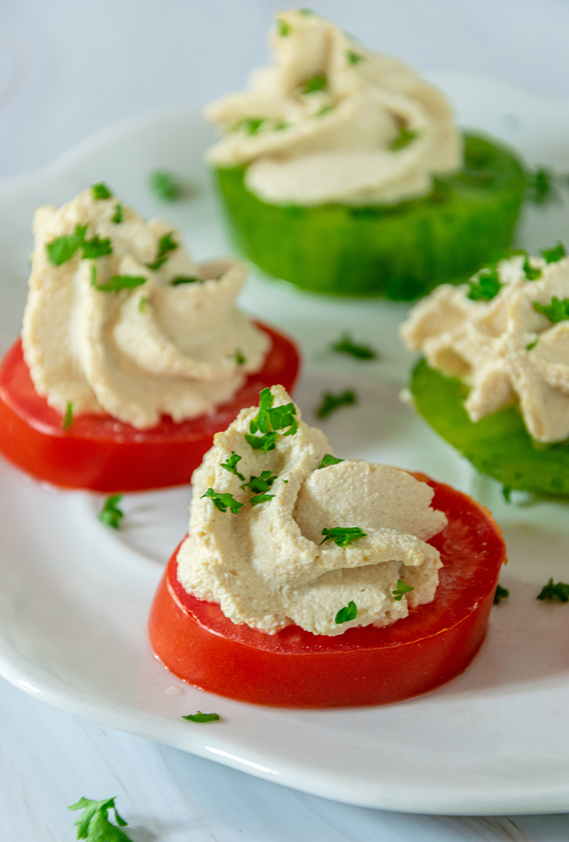 Tomates à la mousse fromagère (végétarien, vegan)